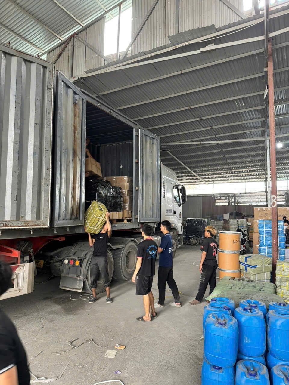 Bốc xếp hàng hóa tại kho vật tư – Long Biên, Hà Nội